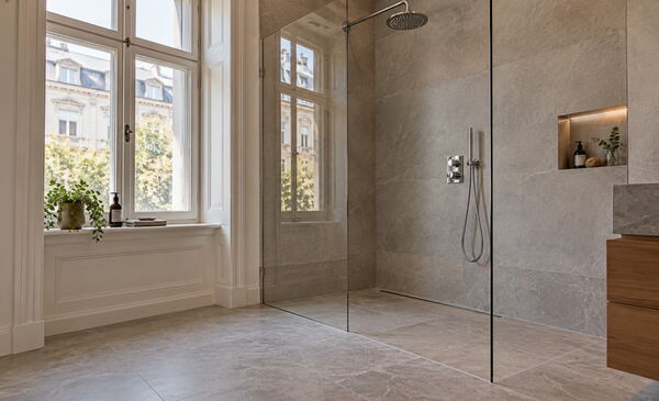 Bodengleiche Dusche mit Glaswand in einem Altbau-Bad